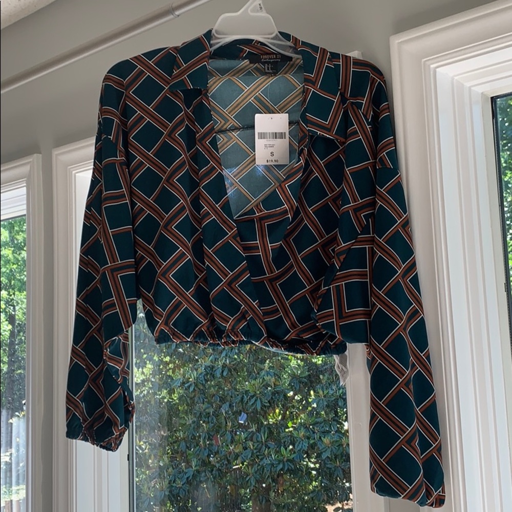 Patterned crop top. New with tags. Size small.